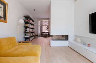Bent u op zoek naar een ruime stadswoning met tal van mogelijkheden? Dan is deze unieke dubbele woning zeker een bezoek waard. Dankzij de twee afzonderlijke ingangen biedt dit pand diverse invullingen, zoals een combinatie van wonen en werken, een ruime gezinswoning of een praktijk aan huis.
Op het gelijkvloers vindt u een fietsenberging, een wasruimte, een bureauruimte die ideaal is voor een kantoor of vrij beroep, een kitchenette en een ontspannende wellnessruimte met sauna en douche.
De eerste verdieping wordt gekenmerkt door grote raampartijen die zorgen voor een uitzonderlijk gevoel van ruimte en licht, zonder in te boeten aan privacy. Hier bevindt zich een open keuken, uitgerust met alle nodige toestellen, met aansluitend toegang tot een privatief terras. De leef- en eetruimte vormen samen een aangename, open omgeving, terwijl de moderne gashaard voor extra sfeer zorgt.
Op de bovenliggende verdiepingen bevinden zich een ruime master bedroom met dressing en ensuite badkamer, aangevuld met meerdere slaapkamers en badkamers. Een aantal ruimtes kunnen nog verder naar eigen smaak worden afgewerkt, waardoor u de mogelijkheid heeft om uw persoonlijke stempel op de woning te drukken.
Daarnaast is de woning volledig onderkelderd, wat zorgt voor extra bergruimte en tal van gebruiksmogelijkheden. Tot slot zijn er ook zonnepanelen aanwezig.
Een eigendom met karakter, volume en potentieel, gelegen in het hart van de stad.