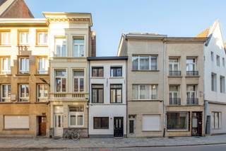 In het Antwerpse historisch centrum, aan de bruisende Universiteit ligt deze volledige (2025) renovatie. Of u het als eigen bewoning gebruikt, om...