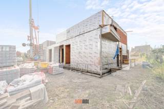 Deze nieuwbouwwoning biedt een sterke combinatie van moderne architectuur, comfort en hoog energie- en woontechnisch niveau in een goed bereikbare, groene locatie in Wingene. <br /><br />De woning is ideaal voor een gezin, die op zoek is naar ruime, lichtrijke ruimtes met een zuidgerichte tuin, in een kwalitatieve nieuwbouwsetting. <br />Dankzij de aandacht voor afwerking, duurzame technieken en de perfecte locatie, is de woning zowel aantrekkelijk als toekomstgericht.<br /><br />Woonindeling:<br />Inkomhal met vestiaire en gastentoilet, aan de voorzijde een functionele ruimte dat kan dienst doen als bureau/hobbyruimte/speelruimte of slaapkamer, eet- en leefruimte met open ingerichte keuken met aansluitend een ruime berging/wasplaats. <br />Op de verdieping hebben we 3 volwaardige slaapkamers, badkamer met dubbele lavabomeubel, ligbad en inloopdouche en apart toilet op de hal en een technische ruimte waar alle technieken worden voorzien (ventilatiesysteem D, vloerverwarming, zonnepanelen, warmtepomp type lucht/water).<br /><br />De woning beschikt daarnaast over een zuidgerichte tuin & terras en privatieve parkeerplaatsen vooraan.<br /><br />Een belangrijk pluspunt van deze woning is dat de koper nog inspraak heeft in de binnenafwerking.<br />Vloeren, keuken en badkamer kunnen volledig worden gekozen volgens uw persoonlijke stijl en budget. Zo creëert u een woning die volledig aansluit bij uw eigen woonwensen — van modern minimalistisch tot warm en landelijk.<br /><br />Meer info en/of een plaatsbezoek, neem gerust contact op 0470 50 50 50 of info@futurimmo.be.