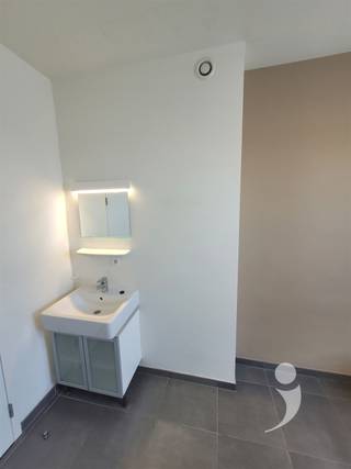<p><span>Comfortkamers</span></p><p><span>Wij beschikken in totaal over 74 kamers, verdeeld over verschillende types om aan uiteenlopende behoeften te voldoen. Het aanbod bestaat uit 15 standaardkamers (SWO), 52 comfortkamers en 7 comfort+ kamers, verdeeld over vier verdiepingen. Elke verdieping is voorzien van twee keukens, ongeveer drie douches en vier toiletten, zodat bewoners steeds over voldoende faciliteiten beschikken.</span></p><p><span> </span></p><p><span>De comfortkamers hebben een oppervlakte tussen 13 m² en 15 m² en zijn op dezelfde hoogwaardige wijze afgewerkt als de standaardkamers. Ze worden aangeboden met:</span></p><p><span>De kamers bieden een praktische en aangename woonomgeving, ideaal voor studenten die op zoek zijn naar een functionele en goed uitgeruste ruimte.</span></p><p><span> </span></p><p><span>Bij interesse kunt u contact met ons opnemen via telefoonnummer 016/15.31.08 of per e-mail via student@immolivit.be.</span></p><p><span> </span></p>