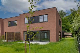 LIGGINGDit nieuwbouwproject langs de Cooppallaan, vlakbij het centrum van Wetteren, biedt 9 energiezuinige woningen in een hedendaagse architecturale...
