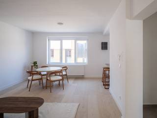 Aan de rand van Gent bevindt zich dit smaakvol gerenoveerde éénslaapkamerappartement, gelegen in een kleinschalig gebouw met slechts drie entiteiten. De afwezigheid van een syndicus zorgt voor lage gemeenschappelijke kosten en een eenvoudig beheer, wat dit appartement bijzonder interessant maakt voor investeerders.<br /><br />Binnenin geniet u van een frisse en hedendaagse afwerking, waarbij functionaliteit en comfort centraal staan. De lichtrijke leefruimte sluit mooi aan op de praktische open keuken, terwijl de aparte slaapkamer rust en privacy biedt. De compacte maar efficiënte indeling maakt optimaal gebruik van de beschikbare ruimte. De slaapkamer is lichtrijk en ruim.<br /><br />De ligging aan de Gentse stadsrand garandeert een vlotte verbinding naar het centrum, belangrijke invalswegen en openbaar vervoer, terwijl ook winkels en andere voorzieningen zich in de directe omgeving bevinden.<br /><br />Kortom, een instapklaar appartement dat uitblinkt in eenvoud, bereikbaarheid en rendement – ideaal als investering of als eerste eigen stek.