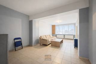 <p></p>
<p><strong><br /><br />Ruime op te frissen halfopen bebouwing te koop in het centrum van Adinkerke.</strong></p>
<p><span>De woning beschikt over een </span><strong>ruime inkomhal met praktijkruimte/bureau</strong><span>, apart </span><strong>toilet</strong><span>, </span><strong>stookplaats</strong><span> en nachthal.</span></p>
<p>Verder vindt u een <span><strong>zeer grote leefruimte</strong></span> met aansluitend een <span><strong>lichtrijke keuken</strong></span>, waarbij de <span><strong>tussenmuur kan worden verwijderd</strong></span> voor een open leefconcept.</p>
<p></p>
<p><span>Op de verdiepingen zijn er </span><strong>twee volwaardige slaapkamers</strong><span>, </span><strong>twee kleinere kamers</strong><span> en een </span><strong>zolder met uitbreidingsmogelijkheden</strong><span>.</span></p>
<p>Daarnaast is er een <span><strong>badkamer</strong></span> uitgerust met <span><strong>douche, lavabo en toilet</strong></span>.</p>
<p></p>
<p><span>De woning is </span><strong>halfopen bebouwing</strong><span> en beschikt over een </span><strong>inrit naast de woning</strong><span> die toegang geeft tot </span><strong>vier ruime garages </strong><span>en een </span><strong>praktische binnenkoer</strong><span>.</span></p>
<p></p>
<p>Een eigendom met <span><strong>volume, potentieel en een uitstekende centrale ligging</strong></span> — ideaal voor wie ruimte zoekt en bereid is te investeren in opfrissing.</p>