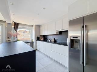<p>Stijlvol gerenoveerd appartement gelegen nabij winkels, openbaar vervoer en alle dagelijkse voorzieningen en op wandelafstand van het strand, bestaande uit een ruime inkomhal met vestiaire, een apart toilet met ingebouwde kasten, een ruime en lichtrijke leefruimte met eet- en zithoek afgewerkt met massief parket, een moderne keuken met ontbijteiland, granieten werkblad en kwaliteitsvolle toestellen, een praktische berging/wasruimte, drie volwaardige slaapkamers en een mooi afgewerkte badkamer voorzien van een ruime inloopdouche, ligbad en dubbele lavabo. Over de volledige breedte van het appartement bevindt zich een aangenaam terras aan de rustige achterzijde.</p>
<p>Extra troeven:</p>
Gunstig EPC<br />Volledig vernieuwd in 2016<br />Hoogrendements beglazing in pvc schrijnwerk 2018<br />Conforme elektriciteit<br />Nieuwe verwarming elementen<br />Onderhouden residentie met voortdurende investeringen<br />Gemeenschappelijke fietsberging<br />Op wandelafstand van alle voorzieningen (supermarkt om de hoek<br />Gratis parkeren in de straat en omgeving<br />Mogelijkheid tot huren van garage (90 euro per maand)<br />
<p>Te koop zonder makelaar via het concept van Smart Houses. Wenst u meer informatie of een bezoek? Contacteer rechtstreeks de eigenaar <span>+32486400541</span></p>