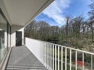 Dit sfeervolle appartement in Sint-Michiels biedt een unieke combinatie van comfort en een prachtige ligging. <br />Vanuit de lichte leefruimte geniet u van een indrukwekkend uitzicht op een rustig park, wat zorgt voor een aangename en ontspannen woonbeleving. <br />Het appartement beschikt over twee ruime slaapkamers, ideaal voor een flexibele indeling en optimale privacy. Een praktische toevoeging is de ondergrondse standplaats, die extra gemak en veiligheid biedt voor uw voertuig. <br />Dankzij de centrale locatie bent u nabij diverse voorzieningen en verkeersverbindingen, wat dit appartement tot een uitstekende keuze maakt voor wie waarde hecht aan rust en bereikbaarheid.<br /><br />€150 provisie A.O., CV en warm water