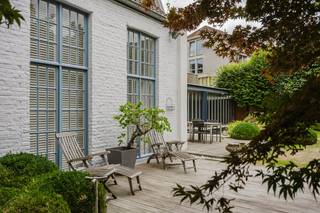 Deze unieke eigendom bestaat uit het hoofdpand dat zich uitstrekt over 3 verdiepingen. <br />In de ommuurde binnentuin vinden we eveneens een charmant bijgebouw met 2 verdiepingen terug. <br /><br />Indeling <br />Gelijkvloers: <br />Ontvangstruimte/ kantoor - hal - woonkamer 1 - woonkamer 2 - eetkamer - keuken - orangerie - garage <br /><br />1e verdieping: <br />Nachthal - slaapkamer 1 met sanitair - master badkamer - master slaapkamer <br /><br />2e verdieping: <br />zolder met origineel dakgebinte, mogelijkheid tot meerdere extra kamers <br /><br />Extra: <br />- Bijgebouw in tuin met 2 verdiepingen <br />- 2 ingangen <br />- Inpandige garage <br /><br /><br />Bestuursmaatregelen in het maatregelenregister: nee