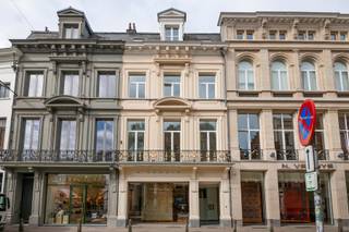<div>
<div>
<div>
<p>Dit enorm lichtrijk appartement is gelegen vlak tegenover de Bourlaschouwburg en tussen de Schuttershofstraat en de Leopoldstraat. Het vroeg twintigste-eeuwse gebouw beschikt over een totaal aan 4 ruime units. Het appartement op de tweede verdieping beschikt over een ruime slaapkamer, en een tweede kamer die mogelijk als bureau of kinderkamer kan worden ingericht. Er is één erg grote open leefruimte op parketvloer met aangename plafondhoogtes en prachtige authentieke houten vloeren. De volwaardige badkamer met apart bad, aparte inloopdouche en dubbele wastafel werd recent voorzien van nieuwe betegeling. De grote keuken is volledig geïnstalleerd – vaatwasser, vernieuwde keramische kookplaat, oven, en biedt plaats voor een eigen Amerikaanse koelkast - en laat bovendien met de zuidwestelijke oriëntatie enorm veel licht binnen. Dankzij de gunstige oriëntatie van de leefruimte en de grote raampartijen, wordt binnen een echt terrasgevoel gecreëerd – alsof het buitenleven naadloos doorloopt naar binnen. Leefruimte en slaapkamer beschikken over automatische zonnewering. Provisie op de gemeenschappelijke kosten: €150 per maand.<br /><br /></p>
<div>
<div>
<div>
<div>
<p>Gelegen tussen de Schuttershofstraat met haar vele exclusieve boetieks en de gallerijen aan de Leopoldstraat, biedt dit appartement een prachtig uitzicht over de Bourlaschouwburg en het omliggende plein. Via de Frankrijklei is men in een mum van tijd zowel uit als in de stad. Kortom een optimale combinatie tussen wonen en werken in de stad! Mogelijkheid tot huren van parkeerplaatsen binnen 100m wandelafstand. Onmiddellijk beschikbaar.</p>
</div>
</div>
</div>
</div>
</div>
</div>
</div>
<div>
<div></div>
</div>