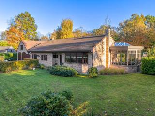 In een rustige, residentiële buurt van Schilde biedt dit landhuis comfortabel gelijkvloers wonen, omringd door een prachtige tuin en met...