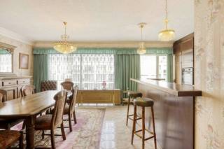 Indeling: Verdieping 5:- inkomhal voorzien van ingemaakte kasten- woon- en eetkamer- gedeeltelijk uitgeruste open keuken- aansluitende berging aan de keuken voorzien van aansluitingen voor de wasmachine- terras aan de voorzijde (4m²)- apart toilet met handenwasser- slaapkamer 1 (15,56m²)- slaapkamer 2 (9,53m²)- badkamer voorzien van een dubbele lavabo en bad (4,70m²)Extra's: - kelderberging- ondergrondse autostaanplaats verplicht aan te kopen aan €15.000- ruime gemeenschappelijke tuinBijzonderheden:- appartement van 95m² om volledig naar eigen smaak op te frissen- kleinschalig, netjes onderhouden gebouw met lift- lage gemeenschappelijke kosten- gunstige EPC-score- volledig asbestveilig- gelegen in handbereik van winkels, scholen, openbaar vervoer..Bent u geïnteresseerd in dit appartement te koop in Hoboken? Aarzel dan niet om contact met ons op te nemen via janice.racaj@dewaele.com of op 03 206 76 73.Wenst u uw eigendom ook te koop of te huur te stellen? We helpen u graag verder.Steeds tot uw dienst om u verder te helpen met al uw vragen over vastgoed!