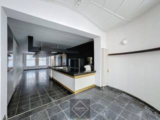 INDELING:Gelijkvloers (± 185m²): inkomhal (afzonderlijke toegang naar het appartement) met traphal - keuken (30m², links) - gelagzaal met bar (95m²)...