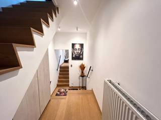 Ruimte, licht en hedendaags wooncomfort komen mooi samen in dit verzorgde duplex appartement aan de Tongersesteenweg in Bilzen-Hoeselt. De royale leefruimtes, grote raampartijen en moderne afwerking creëren een aangename en huiselijke sfeer. Dankzij de doordachte indeling geniet u bovendien van veel ruimte en privacy.<br /><br />Een absolute troef is het uitzonderlijk ruime en zonnige terras. Hier is voldoende plaats voor zowel een grote eettafel als een gezellige loungehoek. De aanwezige zonnewering zorgt op warme en zonnige dagen voor extra comfort.<br /><br />Indeling:<br /><br />Gelijkvloers:<br />- autostaanplaats<br /><br />Verdieping +1:<br />- Verzorgde inkomhal met praktische ingebouwde opbergruimte<br />- Ruime en lichtrijke leefruimte<br />- Aangename eetruimte met veel natuurlijke lichtinval<br />- Volledig uitgeruste keuken<br />- 1 ruime slaapkamer<br />- Moderne badkamer met ruime inloopdouche<br />- Uitzonderlijk groot en zonnig terras met zonnewering en veel privacy<br /><br />Verdieping +2:<br />- Nachthal<br />- 2 slaapkamers<br /><br />Ook de ligging van dit appartement te huur in Bilzen-Hoeselt is een grote troef. Het centrum, winkels en andere dagelijkse voorzieningen bevinden zich vlakbij. Via de Tongersesteenweg zijn ook belangrijke invalswegen en omliggende gemeenten vlot bereikbaar.<br /><br />Het forfaitaire bedrag bedraagt € 300 per maand en omvat alle kosten: water, elektriciteit, gas, internet en airconditioning. Er komen hiervoor geen bijkomende verbruikskosten bij.<br /><br />Wie een ruim duplex appartement wil huren in Bilzen-Hoeselt, vindt hier een mooie combinatie van modern wooncomfort, drie slaapkamers, lichtrijke leefruimtes en een uitzonderlijke buitenruimte. Dit appartement biedt alles voor wie comfortabel en centraal wil wonen in Bilzen-Hoeselt<br /><br />De snelste manier om dit appartement te bezichtigen? Vraag je bezoek aan via de rode knop op onze website.<br /><br />Telefonisch kunnen er geen afspraken worden ingepland. Voor andere vragen kun je ons telefonisch bereiken via 011 30 50 50.<br /><br />Tot binnenkort!