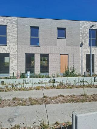 In het rustige en landelijke Hertsberge realiseert Durabrik een nieuwe kleinschalige verkaveling in het verlengde van de Muntestraat. In een eerste fase komen er nu 10 woningen in verkoop. <br /><br />Lot 6 is een gesloten bebouwing in de moderne bouwstijl : 2 bouwlagen en een plat dak. <br />Deze woning staat ruwbouw-winddicht momenteel en kan tamelijk snel instapklaar gemaakt worden.<br />GELIJKVLOERS : inkom, wc, ruime living, open keuken met eiland, ruime berging/wasplaats.<br />EERSTE VERDIEPING : 3 ruime slaapkamers, ingerichte badkamer met inloopdouche, badkamermeubel met dubbele lavabo, aparte wc, technische ruimte.<br />Eigen private parkeerplaats. Gezellige tuin, toegankelijk achteraan via een padje, ideaal voor fietsers !<br />Doodlopend straatje zonder doorgaand verkeer. Vlakbij nieuwe groenzone. <br />Goeie verbinding met de E40.<br /><br />Deze woning wordt volledig afgewerkt aangeboden met ingerichte keuken en badkamer, bevloering en vloerverwarming.<br />Superenergiezuinige woning (E -25 !) door warmtepomp, doorgedreven isolatiepakket, ventilatiesysteem D en pakket zonnepanelen.<br /><br />Download de brochure via https://durabrik.immo/hertsberge<br />Bij Durabrik ben je zeker van een vaste prijs. Geen budgettaire verrassingen dus tijdens je bouwtraject.<br />Heb je vragen? Contacteer dan je bouwadviseur via 09/280.60.60. of mail naar info@durabrik.be.<br />Inspiratie opdoen? Bezoek onze kijkwoning in Roeselare of Aalter op afspraak.<br />Prijs excl. btw en kosten. Beelden en oppervlaktes zijn indicatief.