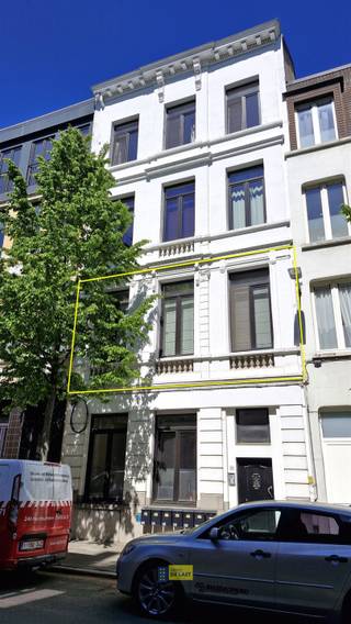 <p><span>Instapklaar 1 slaapkamer appartement met privatief genot van het groendak van 30m² op de derde verdieping.</span></p><p><span> </span></p><p><span>LIGGING: Dit appartement van 64m² verdieping maakt deel uit van een renovatieproject uit 2014 en is gelegen op de grens Antwerpen-Noord, -Centrum en Eilandje. </span></p><p><span>Park Spoor Noord is om de hoek, via de Konijnenpijp ben je direct op Linkeroever.</span></p><p><span> </span></p><p><span>INDELING: We komen de woning binnen in een centrale inkomhal met ingebouwde vestiairekast en apart toilet. Vooraan het appartement bevindt zich het salon met aansluitend de eetkamer en ingerichte keuken. De slaapkamer is voorzien van een ingebouwde kleerkast. De badkamer heeft een inloopdouche, lavabomeubel en plek voor wasmachine en droogkast. Het appartement is volledig voorzien van een laminaatvloer. Op de derde verdieping heb je privatief genot van het groendak van 30m².</span></p><p><span> </span></p><p><span>KWALITEITEN:</span></p><p><span>> gerenoveerd en instapklaar appartement met leuk terras</span></p><p><span>> Epc: B (141 kWh/m²jaar)</span></p><p><span>> conforme elektrische installatie, asbestvrij</span></p><p><span>> privatieve kelderberging nr6 van 5m², gezamenlijke, ruime fietsenberging</span></p><p><span> </span></p><p><span>Voor meer informatie: <span>www.immodelaet.be</span></span><span> </span></p><p><span>Interesse in GRATIS SCHATTING van uw eigendom? Contacteer ons! 03/644.00.88 – <span>info@immodelaet.be</span></span><span> </span></p><p><span> </span></p>