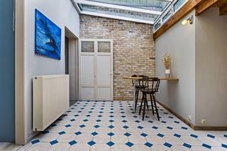 Welkom in deze instapklare stadswoning in het hart van Roeselare, waar ruimte en comfort centraal staan! Met 4 slaapkamers, een lichtrijke leefruimte en een leuke, diepe stadstuin biedt deze woning tal van mogelijkheden. Daarnaast kan je de woning verder afwerken naar eigen smaak, zodat ze volledig aan jouw wensen voldoet. De centrale ligging nabij winkels en scholen maakt het plaatje compleet.INDELINGGelijkvloers:- Praktische inkomhal met gastentoilet- Lichtrijke woonkamer- Ruime eetplaats- Keuken - Badkamer met dubbele lavabo en douche- Aangelegde tuin- KelderEerste verdieping:- Nachthal- 2 Slaapkamers- Badkamer met ligbad, dubbele lavabo en toiletTweede verdieping:- 2 SlaapkamersTroeven:- Centrale ligging- Geen renovatieverplichting- 4 Slaapkamers- Diepe tuin