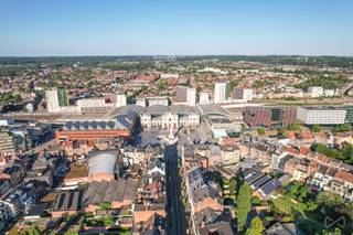 <span><strong>**Investeringsopportuniteit AAA-locatie Leuven**</strong></span><br /><br />In dé Bondgenotenlaan, de verbinding tussen het Leuvense trein,- en busstation en het Leuvense stadscentrum kan je dit handelspand (bj 2011) vinden. De combinatie AAA-locatie, passage en bereikbaarheid maken van deze investeringsopportuniteit een absolute topper. Het pand zelf telt een oppervlakte van 176m² en kunnen we omschrijven als een open en lichtrijke ruimte wat het dagelijks werken in deze ruimte aangenaam maakt. Bijkomend is er een privatieve keuken en twee toiletten. Op heden is het pand verhuurd aan een dienstverlenend kantoor wat u een onmiddellijke en vooral zorgeloze opbrengst zal garanderen, 5,68% netto rendement - 6,42% bruto rendement.<br /><br /><span><strong>Interesse, meer informatie of een bezoek ter plaatse? Dat kan! Contacteer onze Expert Investeringsvastgoed Jacky: 0495 53 46 49 of jacky@connect-immo.be<br /><br /><span>EPC label A ! </span></strong></span>