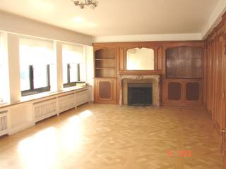 Zeer ruim en mooi appartement met 2 ruime  slaapkamers . Indeling : inkomhal ,keuken volledig ingericht voor zien van ijskast/ diepvries , vaatwasser , oven ,keramische kookplaat en eettafel , Living zeer ruim met muur in panelen van eikenhout grote kast rondom het haardvuur , grote slaapkamer voorzien van ingebouwde kastenmuur , aansluitend grote badkamer met ligbad , douche ,toilet en dubbele lavabo met meubel , tweede slaapkamer , ramen in dubbel glas cv op gas Beoordeling zeer ruim en gezellig appartement  beschikbaar 
prijs 1100 € + 100 € gemeenschappelijke kosten  incl water 
