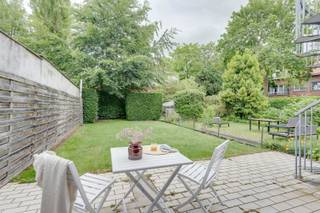 <p><span>Toffe gezinswoning met 4 slaapkamers, 2 badkamers, garage en tuin centraal gelegen te Brasschaat.</span></p><p><span> </span></p><p><span>De beste combo van twee werelden: rustig wonen in een groene omgeving met alle dagelijkse voorzieningen binnen handbereik. </span></p><p><span>Welkom in deze verrassend ruime en veelzijdige gezinswoning aan de Van De Wiellei 85 in Brasschaat. </span></p><p><span>Een woning die comfort, ruimte en flexibiliteit perfect combineert, ideaal voor gezinnen, inwonende familie of zelfstandigen die wonen en werken willen verenigen.</span></p><p><span> </span></p><p><span>Via de inkomhal met stijlvolle draaitrap betreedt u de woning. Op het gelijkvloers bevinden zich een inpandige garage met plaats voor (bak)fiets(en) en een atuo met een extra parkeerplaats voor de deur, een wasberging, berging en apart toilet. Verder vindt u hier een ruime slaapkamer, met groot schuifraam naar de tuin, dressing en een eigen badkamer voorzien van wastefel en douche. </span></p><p><span>Deze verdieping leent zich perfect voor inwonende familie, een tiener die graag wat meer privacy heeft of ouders die comfortabel gelijkvloers willen slapen.</span></p><p><span> </span></p><p><span>Op de eerste verdieping met extra gastentoilet en vestiaire geniet u van een royale en lichtrijke leefruimte met aansluitend de cosy keuken.</span></p><p><span>Van hieruit heeft u toegang tot het zonnige terras, dat via een trap rechtstreeks verbonden is met de tuin. </span></p><p><span>Een heerlijke plek om te ontspannen, te genieten van het buitenleven of gasten te ontvangen.</span></p><p><span>De tweede verdieping biedt nog eens drie volwaardige slaapkamers, een extra dressing en een ruime badkamer uitgerust met dubbele wastafel, douche én ligbad. </span></p><p><span>Bovendien beschikt de woning over een praktische bergzolder voor extra opslagruimte.</span></p><p><span> </span></p><p><span>Ook voor zelfstandigen biedt deze woning tal van mogelijkheden. Het gelijkvloers kan perfect ingericht worden als praktijkruimte, kantoor of bureau, terwijl het gezinsleven volledig gescheiden en ongestoord verder kan verlopen op de twee bovenliggende verdiepingen.</span></p><p><span> </span></p><p><span>Troeven op een rij:</span></p><ul><li><span>4 slaapkamers</span></li><li><span>2 badkamers</span></li><li><span>Inpandige zeer grote garage </span></li><li><span>Extra parkeerplaats voor de deur</span></li><li><span>Zonnig terras en tuin</span></li><li><span>Bergzolder</span></li><li><span>Ideaal voor inwonende familie</span></li><li><span>Perfect combineerbaar met een zelfstandige activiteit</span></li></ul><p><span> </span></p><p><span>Kortom, een woning die werkelijk alles heeft: ruimte, comfort, flexibiliteit en een uitstekende indeling voor verschillende woonbehoeften.</span></p><p><span> </span></p><p><span>Interesse? Contacteer ons vandaag nog op 036466655 of <span>sofie@sinjoor.be</span></span><span> voor een bezoek en ontdek zelf de vele mogelijkheden van deze woning!</span></p><p><span><span>sofie@sinjoor.be</span></span><span> of 03/646.66.55</span></p>