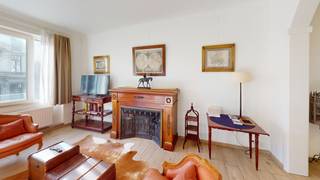 <p><strong>Stijlvol gemeubeld appartement</strong> op een steenworp van het <strong>Centraal Station</strong></p>
<p>Indeling: Hal, vestiaire en separaat toilet. Ruime <strong>sfeervolle leefruimte, volledig ingericht</strong> . Verder een uitgeruste keuken voorzien van alle huisraad. Eén <strong>grote slaapkamer rustig gelegen aan de achterkant</strong>. Badkamer met inloopdouche, wastafel en wasmachine.</p>
<p>Mogelijkheid tot het huren van een <strong>autostaanplaats</strong> in de nabijheid.<br /><br />Troeven: <br />- Zeer centrale locatie <br />- Volledig gemeubeld aangeboden <br />- Huurprijs incl. wifi <br /><br /><br /></p>