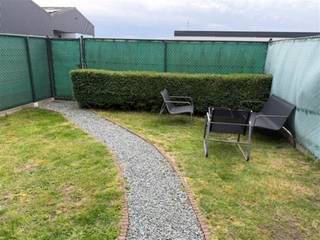 <p><span>Dit verzorgde gelijkvloerse appartement biedt een aangename combinatie van ruimte, licht en comfort. De ruime woonkamer geniet van veel natuurlijke lichtinval en sluit mooi aan op de ingerichte keuken. Verder beschikt het appartement over een praktische inkomhal, twee bergplaatsen, een badkamer met meubel en ligbad, een afzonderlijk toilet en twee grote slaapkamers. Buiten geniet u van een mooi aangelegd tuintje met terras en een achterpoortje. Dankzij de zuidwestelijke oriëntatie kunt u hier volop genieten van de namiddag- en avondzon.</span></p><p><span>Bij het appartement is een staanplaats voorzien  en bijhuren aparte garagebox mogelijk.</span></p><p><span>Het appartement is bovendien gunstig gelegen in de nabijheid van verschillende winkels en voorzieningen. Een bushalte, slagerij Het Witte Huis, een groentekraam en een broodautomaat bevinden zich vlakbij. Aldi en Lidl liggen op ongeveer 1,5 kilometer en een Carrefour buurtwinkel bevindt zich op slechts 1 kilometer afstand.</span></p><p><span>Troeven:</span></p><ul><li><span>Gelijkvloers appartement met tuin en terras</span></li><li><span>Twee ruime slaapkamers en praktische bergingen</span></li><li><span>Centrale ligging nabij winkels en openbaar vervoer</span></li></ul><p><br /> </p><p>Voor extra inlichtingen en afspraak: 03/778.19.63</p>