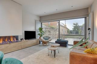 Ce bâtiment mitoyen prêt à emménager, situé sur la Gistelse Steenweg au centre de Sint-Andries, offre une combinaison unique de confort de vie...
