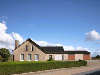 Schitterende ligging: net over de grens met Drongen, op het grondgebied van Landegem. Dankzij de nabijheid van de E40 geniet je hier van een...