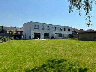 À louer : maison neuve prête à emménager et économe en énergie, située à Zulte<br /><br />UNE AFFAIRE À NE PAS MANQUER ! Cette MAISON FAMILIALE SPACIEUSE ET ÉCONOME EN ÉNERGIE est située à Zulte. Outre son EMPLACEMENT CENTRAL ET PRATIQUE, la maison est entièrement finie avec des MATÉRIAUX DE QUALITÉ. Vraiment recommandée pour ceux qui recherchent la maison familiale idéale, à la fois économe en énergie et au CARACTÈRE MODERNE ! À l'extérieur, il fait bon se détendre dans le grand jardin facile d'entretien.<br /><br />La maison présente la disposition suivante : hall d'entrée, toilettes séparées, spacieux salon avec cuisine ouverte équipée, débarras, couloir de nuit, débarras pratique à l'étage, 3 CHAMBRES À COUCHER SPACIEUSES dont 1 avec dressing et une salle de bains équipée. Elle dispose également d'un garage intégré spacieux ainsi que d'un grand jardin avec terrasse et abri de jardin.<br /><br />Remarque : la maison peut accueillir jusqu'à 4 à 5 personnes ! Étant donné que vous pourriez louer cette maison sans difficulté financière, la règle de base suivante s'applique : 1 150 euros x 3 = 3 450 euros<br /><br />Adresse : Waalstraat 118 boîte A - 9870 Zulte<br />Disponible à partir du 1er octobre 2026 (possibilité de louer plus tôt à partir du 1er septembre 2026) <br />Loyer : 1 150 €/mois<br />PEB : 33 kWh/m² - Niveau E : 18 - UC : EP