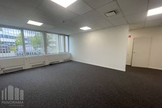 Kwalitatief kantoor van 244 m² met 241 m² magazijnruimte te huur.<br />Gelegen op slechts 700 m van de op- en afrit Sint-Agatha-Berchem van de Brusselse Ring (R0), met een vlotte ontsluiting naar de E40. De site is bovendien goed bereikbaar met het openbaar vervoer, met het station Groot-Bijgaarden op amper 400 m.<br /><br />De kantoorruimte geniet van veel natuurlijk lichtinval en is uitgerust met een kitchenette. Het magazijn is toegankelijk via een sectionale poort, wat zorgt voor een efficiënte logistieke werking.<br /><br />Het pand maakt deel uit van het <strong>Westpoint Business Park</strong>, dat beschikt over een ruime parking. Ideaal voor bedrijven die op zoek zijn naar een moderne, functionele en vlot bereikbare werkplek. <br /><br />Contacteer<strong> PANORAMA B2B</strong> voor bijkomende informatie, plannen of een vrijblijvend plaatsbezoek via<strong> 0477 09 00 09.</strong>
