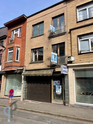 Dit pand op commerciële ligging heeft nood aan een deugddoende renovatie.Het pand is momenteel in zijn geheel verhuurd aan 1171€ maand.Boven is een...