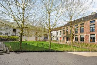 De geschiedenis van dit bijzonder boeiende eigendom gaat terug tot de 16e eeuw. Doorheen de eeuwen werden verschillende delen toegevoegd,...