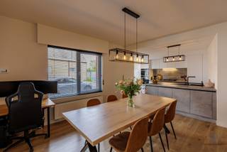 Deze instapklare woning werd met smaak gerenoveerd.<br />De woning bestaat uit een ruime en lichtrijke leefruimte dankzij de vele raampartijen, een aangename eetplaats en een open, moderne keuken. Verder is er nog een praktische berging en de toegang tot de kelder. Achter de keuken bevindt zich de praktische washoek.<br />Eveneens aanwezig: een gastentoilet.<br /><br />Op de verdieping zijn er vervolgens twee slaapkamers, waarvan de master voorzien is van een aanpalende bergruimte, ideaal geschikt als dressing. Er is eveneens een apart toilet op de verdieping en een ruime en lichtrijke badkamer met onder andere een bad, douche en dubbele lavabo.<br />De vaste trap brengt je naar de ruime zolder, die eventueel uitbreidingsmogelijkheden biedt.<br /><br />Buiten geniet je van een aangenaam privé terras, ideaal om in alle rust te vertoeven.<br />Verder is er nog een garage aanwezig, alsook een groenzone achter de garage.