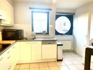 <p>Te huur: Duplex appartement met 2 slaapkamers – Rustig gelegen nabij Leuven<br /><br />Dit ruime en lichtrijke duplex appartement bevindt zich in een rustige zijstraat van de Naamsesteenweg (Mezenlaan), en biedt het beste van twee werelden: een serene omgeving en een uitstekende ligging vlakbij alle voorzieningen. Het appartement is vlakbij het H. Hartcollege, Imec, het station van Heverlee, het gezellige marktplein, diverse winkels en op een boogscheut van het bruisende stadscentrum van Leuven.<br /><br />Deze duplex biedt u 2 slaapkamers, een badkamer met douche, een gezellige woonkamer, een keuken met praktische berging, een terras en een privé staanplaats voor de wagen en de fietsen in de garage.<br /><br />Het appartement is ideaal voor wie op zoek is naar rust en comfort, terwijl het toch strategisch gelegen is voor werk, school en ontspanning.<br />Interesse? Neem contact met Sally op 0478 57 09 99 of mail naar sally@connect-immo.be <br /><br />Huurprijs: 1190€ + 65€ gemeenschappelijk kosten/maand<br />Beschikbaar tussen half augustus en 1 september 2026<br /><br />EPC: 154 kWh/m² - UC:3511470 - Label B</p>