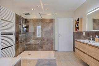 Recent, 2025, gerenoveerd appartement, afgewerkt met zeer mooie materialen. Gelegen aan de groene zone rond de abdij van Affligem met...