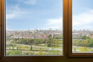 Te koop in Borgerhout - een instapklaar appartement met uitstekende EPC B score, dat gelegen is op een 13de verdieping met een mooi en weids zicht over Antwerpen!<br />Het appartement dat we hier te koop aanbieden in Borgerhout beschikt over volgende indeling:<br /><br />-inkomhal<br />-woonkamer <br />-ruime keuken<br />-badkamer voorzien van ligbad met douchefunctie, dubbele spoelbak en toilet<br />-apart toilet met handenwasser<br />-slaapkamer 1<br />-slaapkamer 2 met toegang naar het terras <br />-kelderberging<br />-mogelijkheid tot de aankoop van meerdere ondergrondse autostaanplaatsen aan €18.000<br /><br />Het appartement dat we hier te koop aanbieden in Borgerhout is gelegen op uitstekende locatie nabij winkels, scholen, sportfaciliteiten, openbaar vervoer, belangrijke in- en uitvalswegen.<br /><br />TROEVEN:<br />-momenteel verhuurd aan €800/maand<br />-ruim 2 slaapkamer appartement met terras op centrale locatie, in een rustige enkel richtingsstraat.<br />-zeer goed onderhouden gebouw; recente ketel (2024), dak conform en voorzien van isolatie, liften conform.<br />-recent vernieuwde ramen<br />-fietsenberging in het gebouw<br />-EPC: 156 kWh/m²<br />-elektriciteit conform het AREI<br />-kelder inbegrepen<br />-autostaanplaatsen apart te koop<br /><br />EPC Joe Englishstraat 61 bus 13: 156 kWh / (m² jaar)<br /><br />Ben jij geïnteresseerd in dit vastgoed te koop in Borgerhout? Aarzel dan niet om ons te contacteren. Wij staan graag tot uw dienst.<br />Had u graag een gratis schatting van uw eigendom? Bel ons voor een vrijblijvend gesprek op 03/206.76.76 of mail naar schattingen@dewaele.com<br /><br /><br /><br />Bestuursmaatregelen in het maatregelenregister: nee