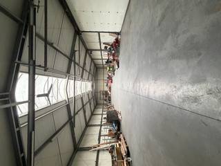 <p>Deze praktische en goed toegankelijke loods van <strong>370 m²</strong> biedt tal van mogelijkheden voor opslag, ambachtelijke activiteiten of professioneel gebruik. De loods is uitgerust met een <strong>hoge poort</strong>, wat ideaal is voor vrachtwagens, bestelwagens of grotere machines. Daarnaast is er een <strong>toilet</strong> aanwezig voor extra comfort.</p><p><br /></p><p>Aansluitend bevindt zich een <strong>bijgebouw van 70 m²</strong>, ingedeeld in <strong>twee aparte ruimtes</strong>. Dit bijgebouw is perfect te gebruiken als kantoorruimte, atelier of ondersteunende werkplek. Verder is het voorzien van een <strong>keukentje</strong> en een <strong>apart toilet</strong>, wat het geheel zeer functioneel maakt.</p><p>Een veelzijdig pand dat ruimte, comfort en flexibiliteit combineert, geschikt voor diverse professionele doeleinden.</p><p><br /></p><p>De huurprijs is exclusief BTW en onroerende voorheffing. </p><p><br /></p><p><span>Neem vandaag nog contact op met je ERA-makelaar voor een bezoek.</span></p><p><span>JOUW DROOMWERKPLAATS. ZO GEVONDEN!</span></p>