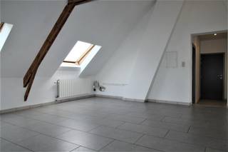 <strong>Ligging</strong><br />Dit aangenaam appartement met 2 slaapkamers is rustig gelegen in een straat te Brakel. De ligging combineert de rust van een residentiële omgeving met een vlotte bereikbaarheid. In de nabije omgeving bevinden zich scholen, winkels, horeca en belangrijke verbindingswegen.<br /><br /><strong>Indeling</strong><br />Via de inkomhal kom je terecht in de lichtrijke leefruimte. Aansluitend bevindt zich de ingerichte keuken, met daarnaast een praktische berging/wasplaats.<br />Het appartement beschikt verder over 2 ruime slaapkamers en een badkamer uitgerust met een toilet, ligbad en lavabomeubel. Achteraan het gebouw is bovendien een privé autostaanplaats voorzien. Er is geen lift aanwezig in het gebouw. <br /><br /><strong>Technisch</strong><br />Het appartement wordt verwarmd via centrale verwarming op aardgas. Het EPC bedraagt 558 kWh/m².<br />Beschikbaar vanaf 01/01/2027.<br /><br /><strong>Troeven</strong>
<ul>
	<li>Rustige én centrale ligging</li>
	<li>2 ruime slaapkamers</li>
	<li>Privé autostaanplaats</li>
	<li>Geen gemeenschappelijke kosten</li>
</ul>
<strong>Contact</strong><br />Interesse in dit appartement? Neem dan gerust contact op met Realimmo voor meer informatie via cedrik@real-immo.be.