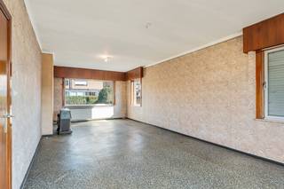 Deze ruime en oerdegelijke woning op 4a 25ca is goed gelegen en uiterst geschikt voor een gezin met kinderen!Bestaande uit een inkomhal met een...