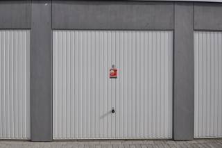 Deze recent gebouwde garage is gelegen naast het Sint-Pietersplein te Gent. Ideale ligging voor omwonenden of voor studenten die tijdens de schoolweek met de wagen naar Gent komen. Het complex is beveiligd met een automatische poort die geopend kan worden met een toegangscode of via een afstandsbediening. De huurprijs bedraagt €120 /maand, de garage is onmiddellijk beschikbaar. Garage enkel voor auto.