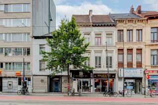 <p><span>Dit </span><span>handelshuis</span><span> bestaat uit een gerenoveerde handelsruimte op het gelijkvloers, momenteel ingericht als kapperszaak, en drie bovengelegen verdiepingen die een </span><span>grondige renovatie</span><span> vragen. Dankzij de </span><span>aparte toegang </span><span>tot de verdiepingen en de aanwezige volumes biedt dit pand interessante mogelijkheden voor investeerders, ontwikkelaars of ondernemers die op zoek zijn naar een </span><span>project</span><span> met potentieel.</span></p><p><span> </span></p><p><span>Indeling:</span></p><p><span> </span></p><p><span>Gelijkvloers</span></p><p><span>- gerenoveerde handelsruimte</span></p><p><span>- momenteel ingericht als kapperszaak</span></p><p><span>- aparte inkom naar de verdiepingen</span></p><p><span> </span></p><p><span>Eerste verdieping</span></p><p><span>- ruime voor- en achterkamer</span></p><p><span>- sanitaire ruimte</span></p><p><span> </span></p><p><span>Tweede verdieping</span></p><p><span>- ruime verdieping met verschillende indelingsmogelijkheden</span></p><p><span> </span></p><p><span>Derde verdieping</span></p><p><span>- ruime zolderverdieping met mezzanine</span></p><p><span> </span></p><p><span>Troeven:</span></p><p><span>- handelsruimte reeds gerenoveerd</span></p><p><span>- aparte toegang tot de woning</span></p><p><span>- interessant project voor investeerders en ontwikkelaars</span></p><p><span>- veel bruikbare oppervlakte</span></p><p><span> </span></p><p><span>Ben jij geïnteresseerd in dit handelshuis in Borgerhout, ben je op zoek naar ander vastgoed of wens je de waarde van jouw eigendom te kennen? Dan ben je bij BOLT immo aan het juiste adres! Wij helpen jou graag verder.</span></p>
