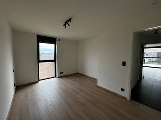 Energiezuinig nieuwbouwappartement te huur in het project VISA VERSA aan de Visésteenweg 43 te Riemst.<br /><br />Dit lichtrijke hoekappartement op de eerste verdieping biedt een ruime bewoonbare oppervlakte en een ruim, zongericht hoekterras met twee oriëntaties, ideaal om de hele dag van de zon te genieten.<br /><br />Indeling: ruime leefruimte met open, volledig uitgeruste keuken, 2 slaapkamers, 1 badkamer en 2 toiletten. Alles tijdloos en hoogwaardig afgewerkt.<br /><br />Comfort en lage energiekosten dankzij warmtepomp, zonnepanelen en vloerverwarming.<br /><br />Extra: autostaanplaats, fietsberging en privékelder.<br /><br />Ligging: rustig gelegen aan de rand van Riemst, met vlotte verbinding richting Maastricht, Tongeren en Bilzen. Scholen, winkels en openbaar vervoer in de nabije omgeving.<br /><br />Huurprijs: € 1.200/maand + € 50 gemeenschappelijke kosten. <br /><br />Onmiddellijk beschikbaar.<br /><br />Interesse? <br /><br />Contacteer ons voor een bezichtiging.