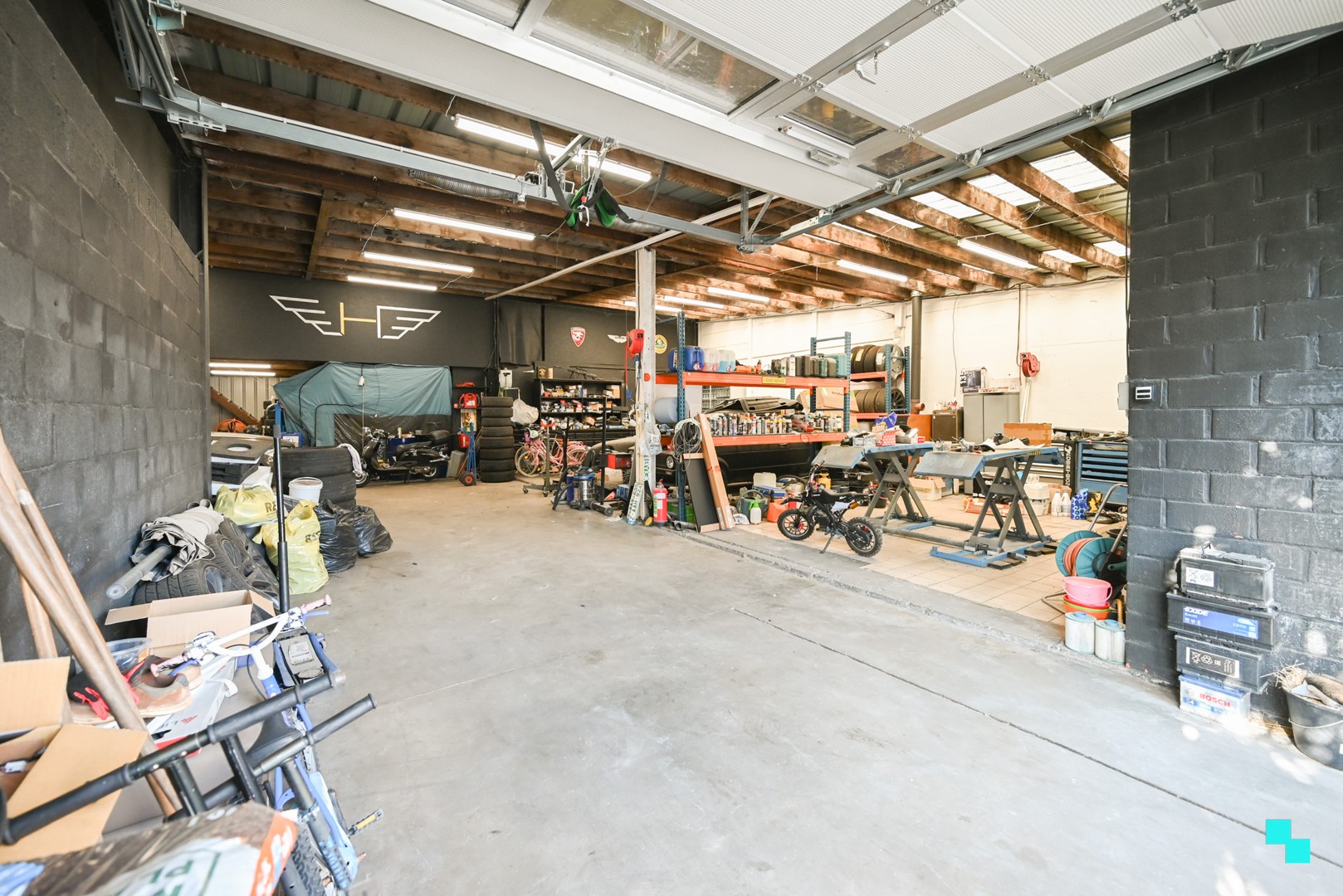 Ruim magazijn met kantoorruimtes en woonst te Lendelede - photo 5