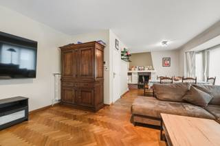 Deze centraal gelegen bel-etage woning combineert ruimte, licht en comfort met een uiterst praktische ligging. Dankzij de hoekligging geniet de woning van een aangename lichtinval in alle ruimtes, wat zorgt voor een open en warme sfeer doorheen de hele woning. De woonst is instapklaar en beschikt over een conforme elektrische installatie, zonnepanelen en een EPC-score C, wat bijdraagt aan een zorgeloze bewoning. Met haar ruime volumes is dit een ideale gezinswoning, perfect voor wie op zoek is naar comfort en functionaliteit. De woning beschikt over een ruime garage én een extra staanplaats, een absolute troef in een centrale omgeving. <br />Verder is er een knus en onderhoudsvriendelijk terras, ideaal om in alle rust van het buitenleven te genieten.<br /><br />Gelegen nabij alle voorzieningen zoals winkels, scholen en openbaar vervoer, met een vlotte verbinding naar omliggende gemeenten, biedt deze woning een uitstekende combinatie van wonen en bereikbaarheid.<br /><br />Indeling:<br /><br />Gelijkvloers:<br />- Inkomhal,<br />- Waskamer,<br />- Bureau of extra slaapkamer,<br />- Ruime garage,<br /><br />Eerste verdieping:<br />- Inkomhal,<br />- Gastentoilet,<br />- Ruime leefruimte met gezellige zithoek en eetgedeelte,<br />- Kwalitatieve, ruime keuken met natuurstenen werkblad,<br />- Gezellig terras,<br /><br />Tweede verdieping:<br />- Eerste ruime slaapkamer,<br />- Tweede ruime slaapkamer,<br />- Derde slaapkamer,<br />- Badkamer met wastafel, toilet en inloopdouche,<br /><br />Interesse in deze lichtrijke en instapklare gezinswoning? Neem vandaag nog contact op voor een bezoek ter plaatse!