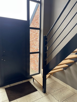 Rustig gelegen woning in dooplopende kindvriendelijke straat, op wandelafstand van centrum van St-Jozef Rijkevorsel De woning omvat op het gelijkvloers: ruime inkomhal, bureel, gastentoilet, ruime living met ruime open ingerichte keuken, berging en zij-inkom met ingebouwde kasten. Op de eerste verdieping: 3 slaapkamers (met ingebouwde kasten), afzonderlijke dressing, ruime badkamer met ligbad en douche. Daarnaast is er nog een zolder voor evt stockage. De naar het zuid-west gerichte tuin is volledig omheind en in de losstaande garage is er plaats voor 2 wagens. De woning wordt verwarmd op aardgas en heeft bijkomend warmwaterpanelen.