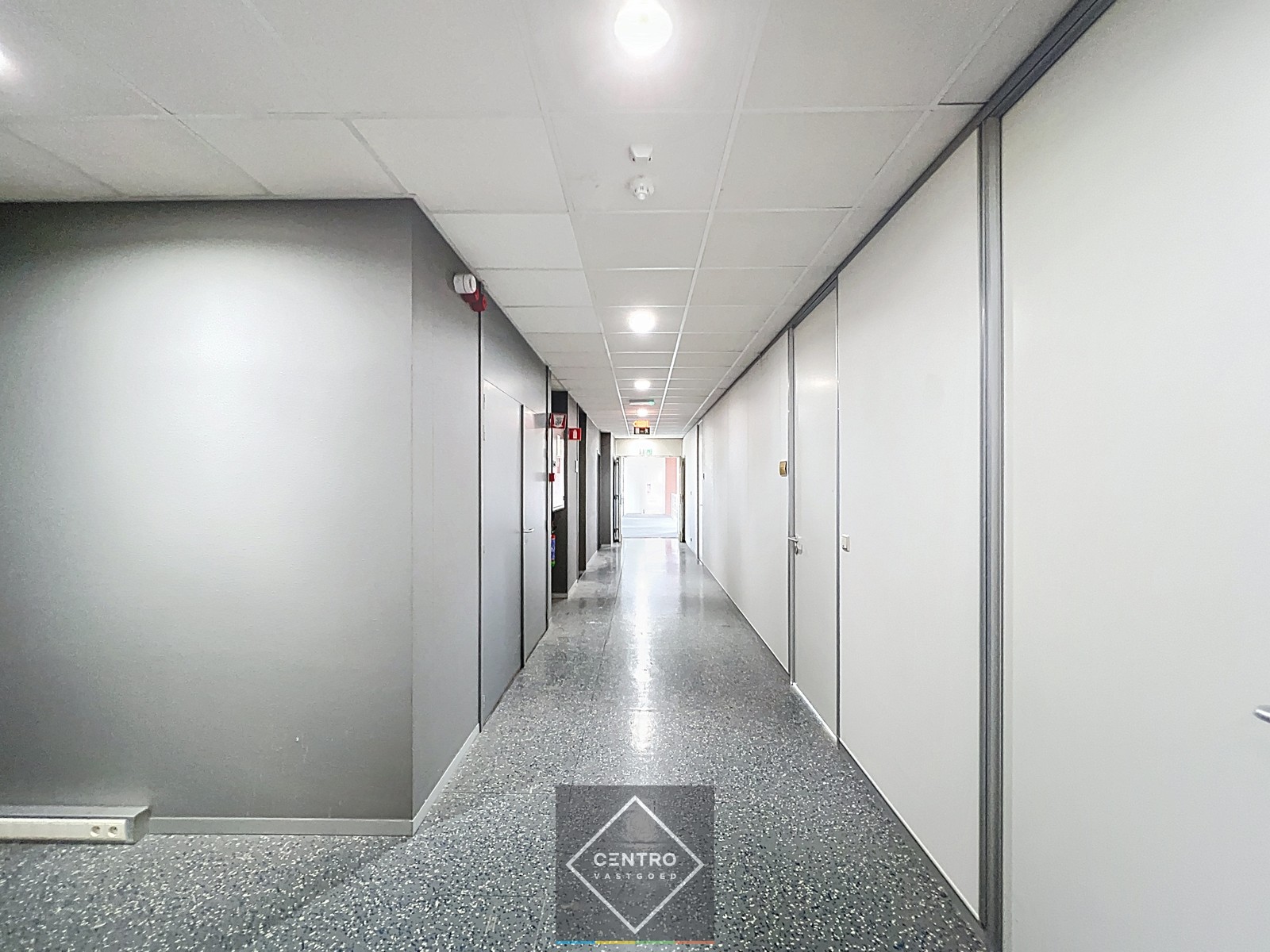 Instapklare KANTOORRUIMTEN (± 255 m²) - ALL-IN formule (huur, verbruik, randaccomodatie, etc.) te IEPER. - foto 2