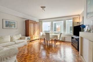 Aan het casino van Knokke vinden we dit appartement met zijdelings zeezicht op de eerste verdieping van de residentie Louise II. Dit appartement met één slaapkamer, badkamer en lichtrijke leefruimte biedt u de uitzonderlijke kans om uw droomverblijf te creëren op een absolute toplocatie. Dankzij de unieke ligging geniet u hier van zijdelings zeezicht, direct aan het Albertstrand.<br /><br />Het pand beschikt over een oppervlakte van 69m² en is volledig naar eigen smaak in te richten. De uitstekende bereikbaarheid en de uiterst centrale ligging in Knokke-Heist maken dit de ideale uitvalsbasis voor zowel een tweede verblijf, vaste bewoning of investering. Op wandelafstand bent u meteen in het centrum van Knokke, openbaar vervoer, strandbars en het casino. Tevens is er een privatieve kelderberging bij het appartement. <br /><br />Indeling:<br />- inkomhal met gastentoilet en bergruimte<br />- lichtrijke leefruimte<br />- keuken<br />- volwaardige en ruime slaapkamer<br />- badkamer met douche, lavabo en was- en droogkast aansluiting<br /><br />Dit appartement in Knokke-Heist combineert een toplocatie met veel potentieel. Wenst u graag meer informatie of een bezoek? Neem gerust contact op met onze vastgoedexpert Arne Reubens via +32 472 186 304 of Arne.Reubens@dewaele.com<br /><br />Bestuursmaatregelen in het maatregelenregister: nee