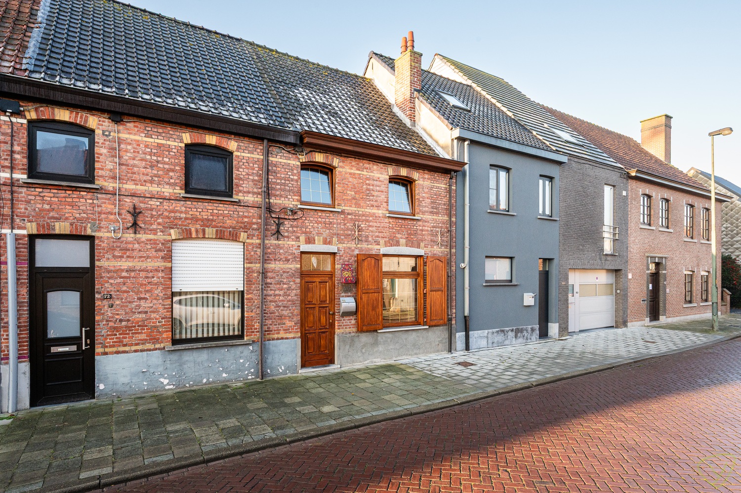 Charmante gesloten bebouwing met ruime tuin en renovatiepotentieel - foto 1