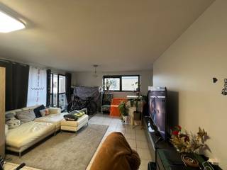 Uitstekend gelegen duplex appartement in centrum van Pellenberg!Indeling: Inkomhal met apart toilet, ruime living met open keuken en berging.Op de...