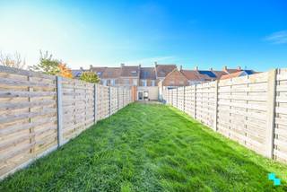 Ontdek deze goed onderhouden eengezinswoning met <strong>drie slaapkamers</strong> (waaronder de ruime, afgewerkte zolder), beschikkende over een bewoonbare oppervlakte van 137 m² (volgens EPC-attest) ,gelegen op een oostgericht perceel van 243 m². Verder beschikt de woning over een uitstekende bereikbaarheid dankzij de onmiddellijke nabijheid van enkele scholen, grootwarenhuizen, de Rijksweg, alsook het op- en afrittencomplex E403.Indeling gelijkvloers: Inkomhal, ruime en lichtrijke leefruimte met veel natuurlijke lichtinval dankzij de grote lichtkoepel en schuifraam naar de tuin. Aansluitend bevindt zich de open keuken (gaskookplaat, oven, dampkap, dubbele spoelbak en koelkast) met directe toegang tot het terras. Verder is er op het gelijkvloers een badkamer met douche en wastafelmeubel aanwezig en een apart toilet. Op de eerste verdieping bevinden zich twee slaapkamers. De ruime, volledig afgewerkte en geïsoleerde zolderverdieping is te bereiken via een vaste trap en doet momenteel dienst als derde slaapkamer. Verder beschikt de woning over een oost gerichte tuin met terras, die ochtend en middagzon biedt. EPC B (198 kWh/(m² jaar)) – Renovatieverplichting NIET van toepassing | Zevenmaal HR-glas (PVC) - eenmaal dubbel glas | Centrale verwarming aanwezig (2020) | EK conform | Asbestveilig | Kelder | Mobiscore 7,8/10. Margot organiseert voor deze woning de bezoeken, mits het maken van een afspraak. www.bordes.be.