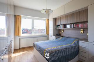 Welkom in dit charmante appartement in Ganshoren! Dit appartement biedt u een ideale balans tussen comfort, ruimte en bereikbaarheid, in een groene en gezellige buurt.Meteen bij binnenkomst wordt u verwelkomd door een ruime hal die uitkomt op de lichtvolle woonkamer, vanwaar u vanaf het terras een adembenemend uitzicht hebt op de Basiliek van Koekelberg. Naast de woonkamer kunt u uw culinaire creativiteit de vrije loop laten dankzij de volledig uitgeruste keuken. Aan de achterzijde van het appartement vindt u de drie ruime, volledig gerenoveerde slaapkamers, waarvan er twee beschikken over een eigen terras, zodat u in alle rust kunt ontwaken met een prachtig uitzicht op het Atomium. Tot slot biedt de moderne doucheruimte alles wat u nodig heeft voor een comfortabel gezinsleven. Ideaal gelegen aan de Avenue de l’Exposition, en dankzij de nabijheid van tram 9 en bussen 13 &amp; 83 kunt u zich in alle rust door Brussel verplaatsen. U kan eveneens een staanplaats (€17.000) en een gesloten garage (€31.000) aankopen. Laat u verleiden door deze kans, en maak nu een afspraak.