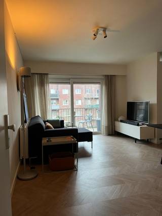 Instapklaar 2‑slpk‑appartement (ca. 78m²) op een autoluw plein in de wijk Haringrode (Good-Engels) vlak bij het Groen Kwartier en PAKT. Lichtrijke leefruimte met inpandig terras, 2 volwaardige slaapkamers (waarvan één met ensuite douchekamer), badkamer met ligbad en berging met wasmachine‑aansluiting. Residentie Kasteelpark (bouwjaar 2007, renovatie 2022) met lift. Ondergrondse garagebox voor 2 wagens achter elkaar optioneel bij te kopen (45k). Reserveer voor kijkdag op zat 7/2. Bieden vanaf 335K. GEEN IMMO !