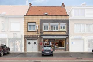 Momenteel is de volledige benedenverdieping in gebruik als een bloeiende, ambachtelijke bakkerij met atelier. Grote etalageramen zorgen voor...